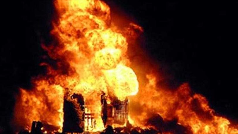 إيرانيون يضرمون النار