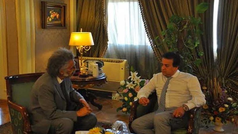 نقيب الأطباء ووزير