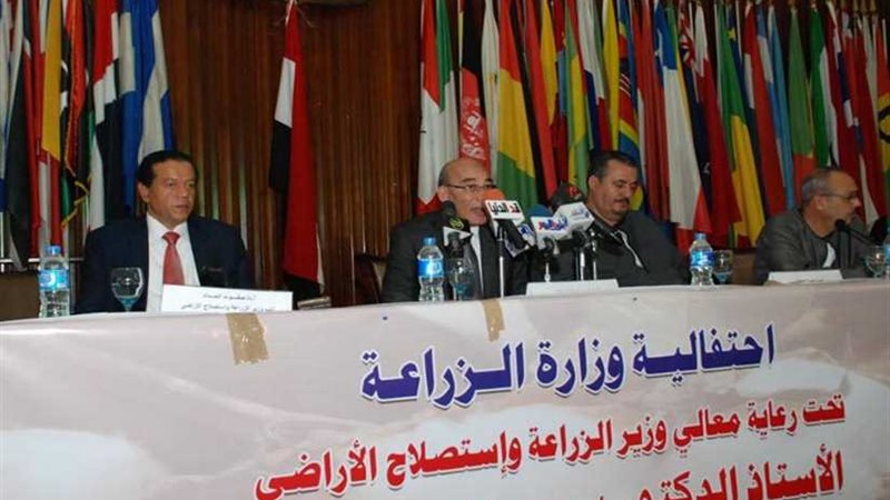 وزير الزراعة يُكرِّم