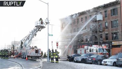 شاهد.. لقطات من حريق ضخم في أحد مباني نيويورك