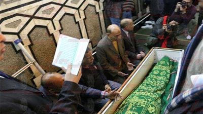 بدء صلاة الجنازة على 