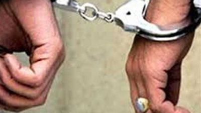 ضبط سائق وعامل حال إجبارهما مسجل خطر على توقيع إيصالات أمانة