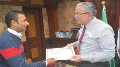 محافظ المنيا يكرم سائق تاكسي لأمانته