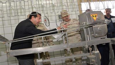 محافظ أسيوط وقائد المنطقة الجنوبية يتفقدان مزرعة الدواجن والمجزر الآلي بعرب العوامر