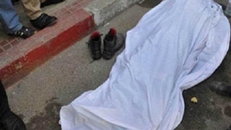 مصرع عامل وإصابة