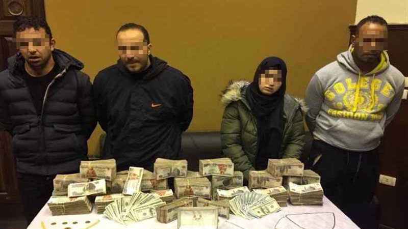 سكرتيرة وسائق يسرقان