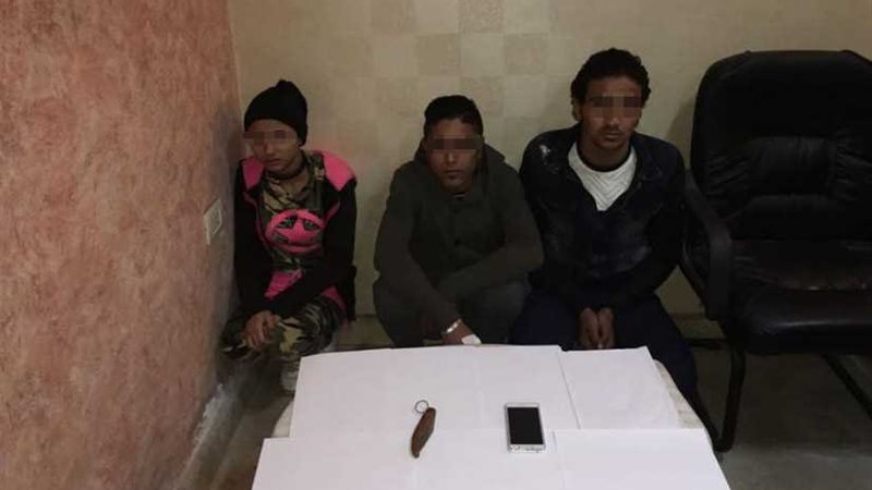 عاطلان يسرقان مدرسًا