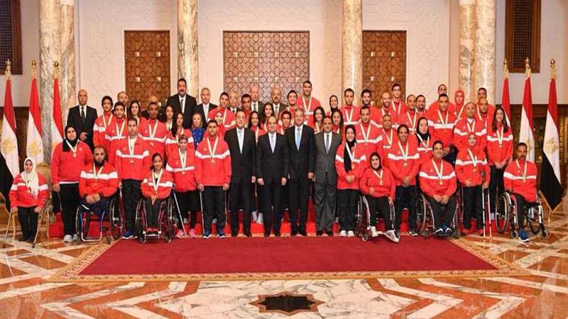 الرئيس السيسي يمنح