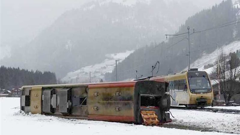 عاصفة عاتية تطيح