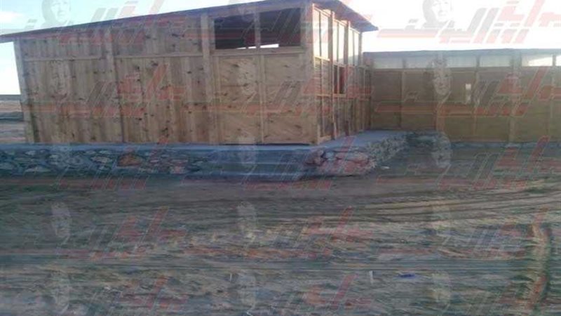 بيوت خشبية وإنارة