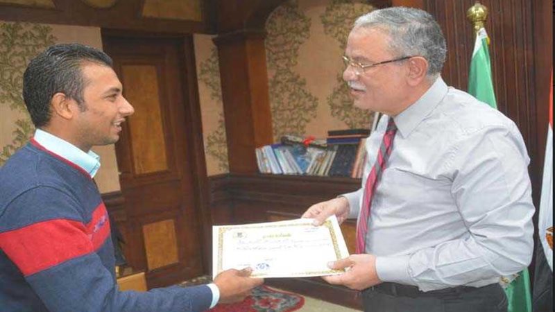 محافظ المنيا يكرم