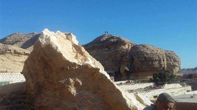 بعد إخلاء 13 منزلًا.. محافظة المنيا تواصل تفتيت صخرة وزنها 1300 طن مهددة بالانهيار