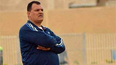 نبيل محمود يقود تدريبات الزمالك استعدادا لمباراة الأهلي في الدوري الممتاز لكرة القدم