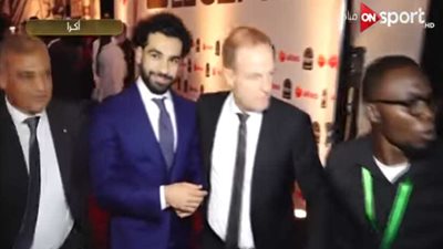 بالفيديو ..لحظة وصول محمد صلاح لحفل الكاف