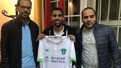 بالصور.. مؤمن زكريا يوقع على عقد انتقال لأهلي جدة السعودي