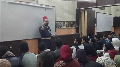 مدرس تاريخ يجسد الشخصيات التاريخية لترسيخها لدى الطلاب (صور)