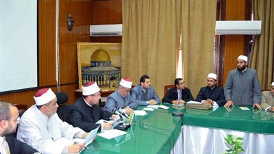 وزير الأوقاف يلتقي بالأئمة المتميزين ويرشح بعضهم للعمل بديوان الوزارة