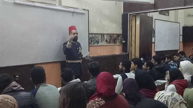 مدرس تاريخ يجسد الشخصيات