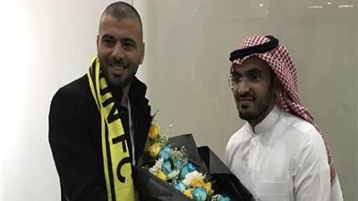 عماد متعب يصل السعودية لبدء مشواره مع فريق التعاون
