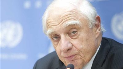 وفاة مؤسس منظمة التجارة العالمية الأيرلندي بيتر سازلاند عن 71 عاما