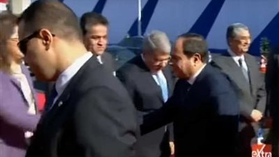 لحظة وصول السيسي العاشر من رمضان لافتتاح عدد من مشروعات الطرق والكباري (فيديو)