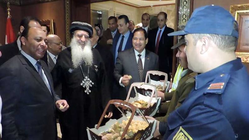 الشرطة توزع الكعك