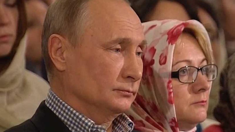 بوتين يحضر قداس عيد