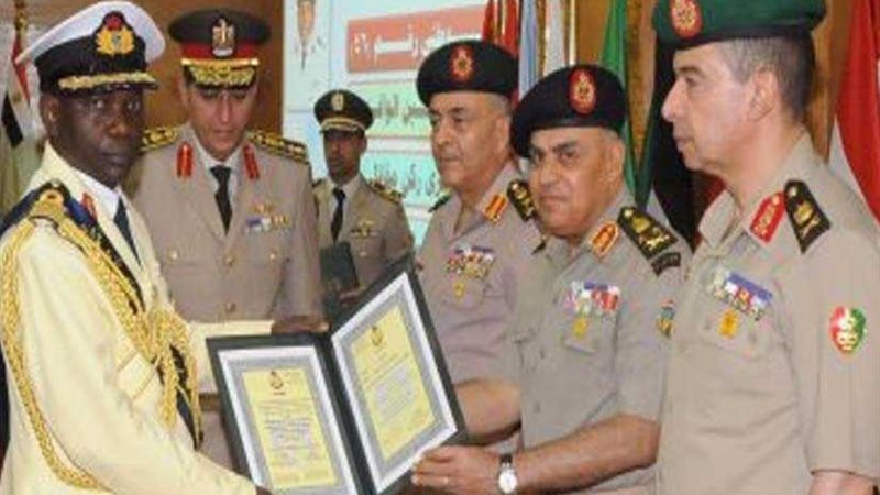 وزير الدفاع يلتقي