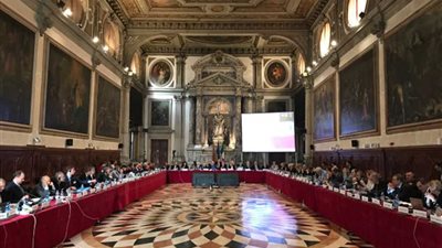 قاضية فرنسية : مفوضية فينيسيا هيئة استشارية ولا تلزم الدولة بتطبيق استشارتها