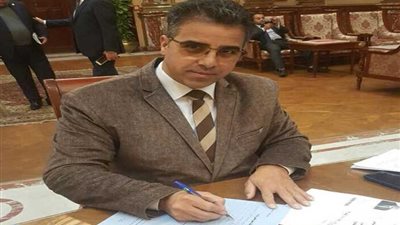 النائب هشام مجدى يوقع إستمارة تأييد ترشح السيسى لفترة ثانية