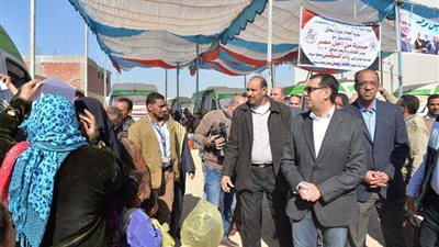 محافظ أسيوط يتفقد قافلة طبية لجمعية 