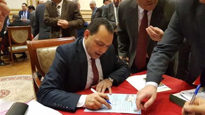 320 نائباً من 