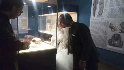 عريس وعروسته يحتفلان بزفافهما بمتحف آثار ملوى (صور)