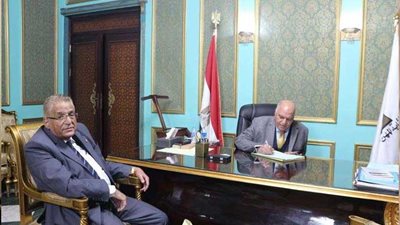 نقيب المعلمين يوقع شيكات صندوق زمالة المعلمين بعد إضافة الميزة التأمينية الجديدة