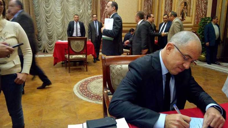 السويدي يوقع على