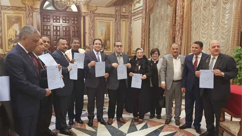 400 نائب يوقعون على