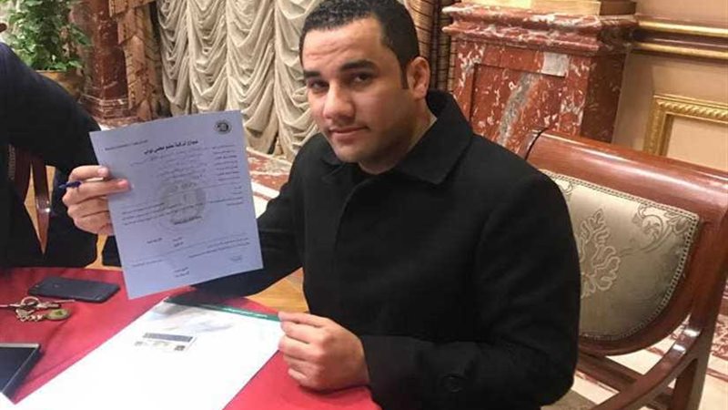 النائب أحمد علي يوقع