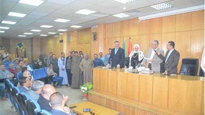 محافظ المنيا يشهد قرعة اختيار 15 شابًا للحصول على سيارات