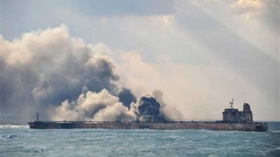 الصين: انفجار على متن الناقلة الإيرانية المشتعلة