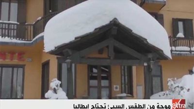 الثلوج تغطي السيارات والشوارع في إيطاليا (فيديو)