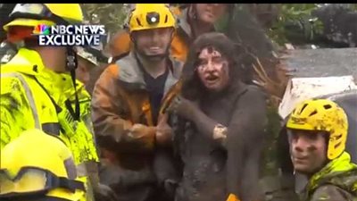 بالفيديو| لحظة إنقاذ فتاة ابتلعتها فيضانات كاليفورنيا الأمريكية