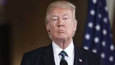 ترامب يقرر تمديد تخفيف العقوبات عن إيران