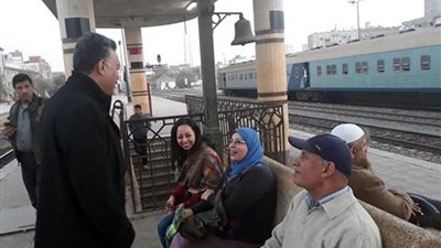وزير النقل يتفقد محطة طنطا ويستقل جرار القطار للقاهرة (صور)