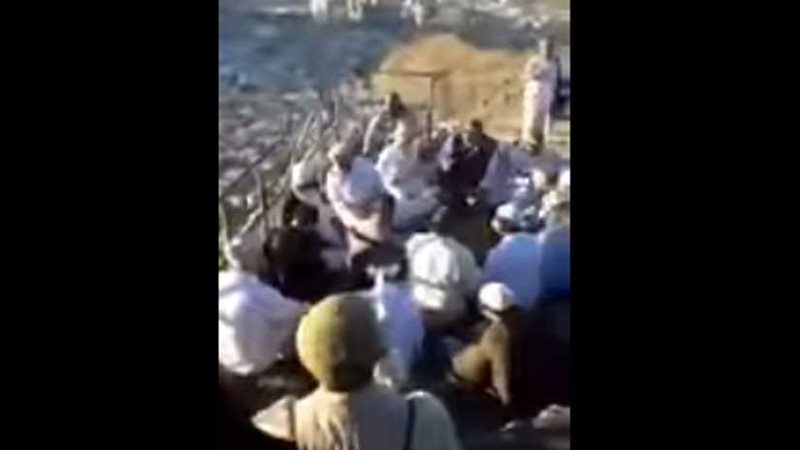 طقوس غريبة أعلى جبل