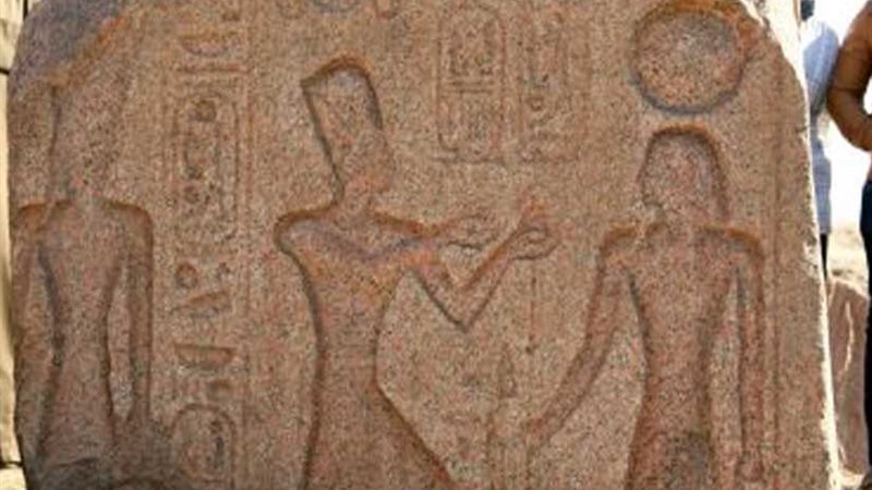 العثور على لوحة أثرية