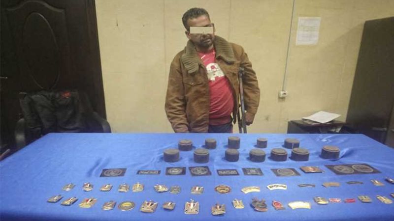 ضبط ورشة تقلد الشعارات