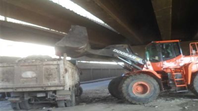 نظافة الجيزة ترفع مخلفات شارع 