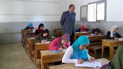 وكيل تعليم المنوفية يتفقد الامتحانات.. وشكاوى من صعوبة 