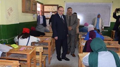 محافظ بني سويف يتفقد عددا من لجان الإعدادية