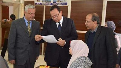 رئيس جامعة المنوفية يتفقد الامتحانات بكليتي العلوم والآداب